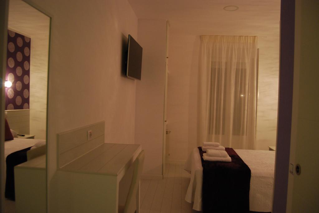 Hostal Petite Maman Мадрид Номер фото